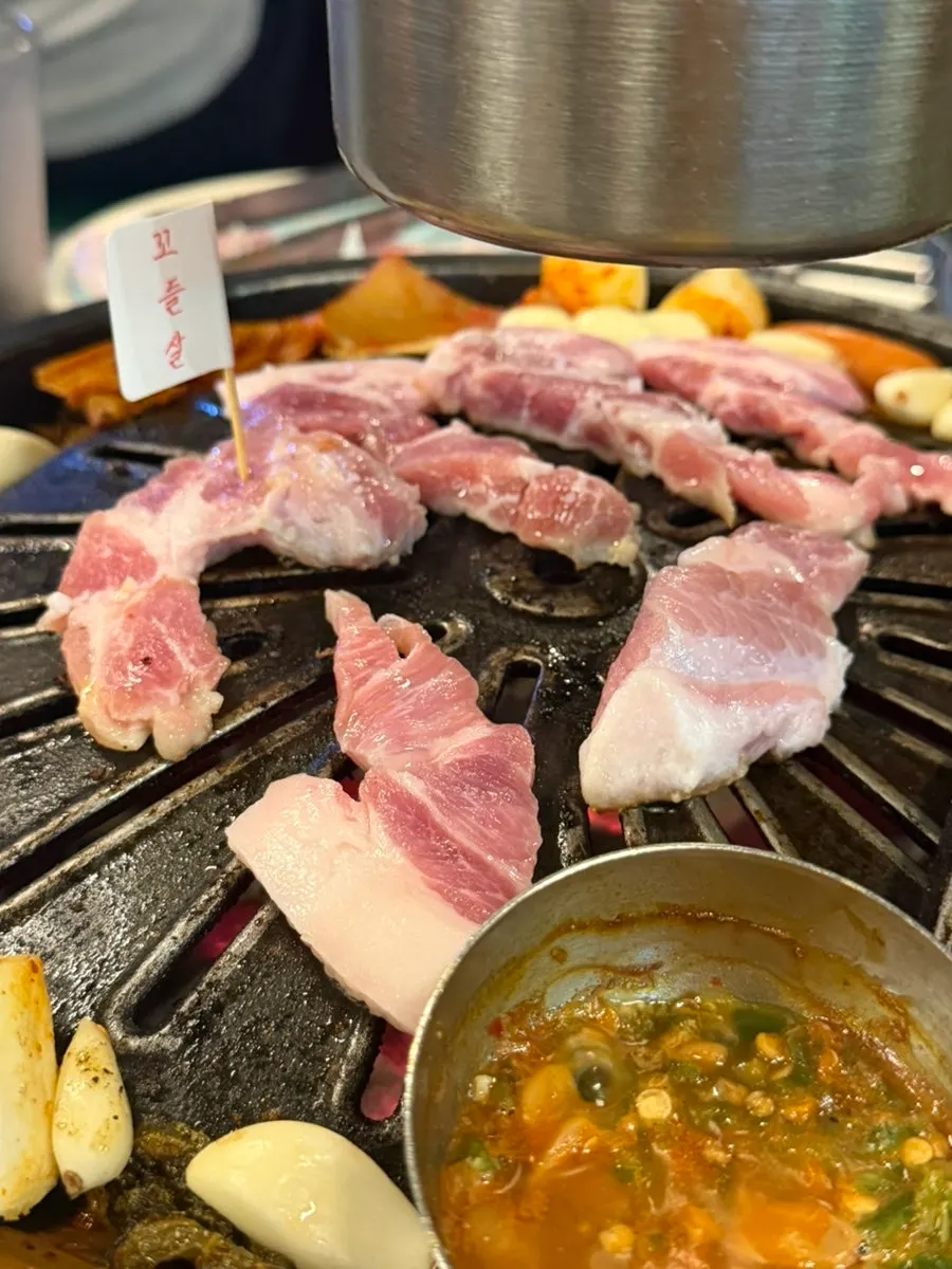 꼬들살과 하얀살 생고기 접시