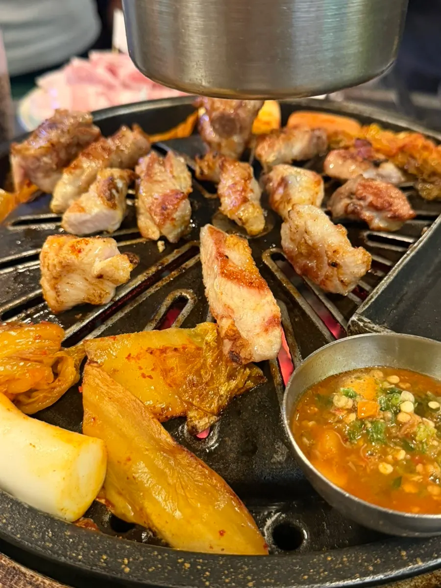 노릇하게 익어가는 특수부위 구이
