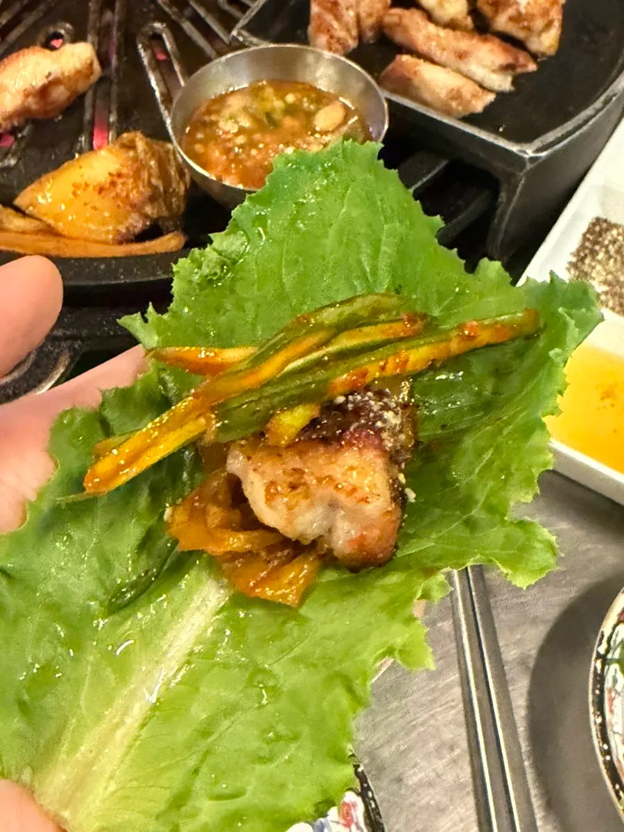 들깨가루를 듬뿍 찍은 돼지고기 한 점