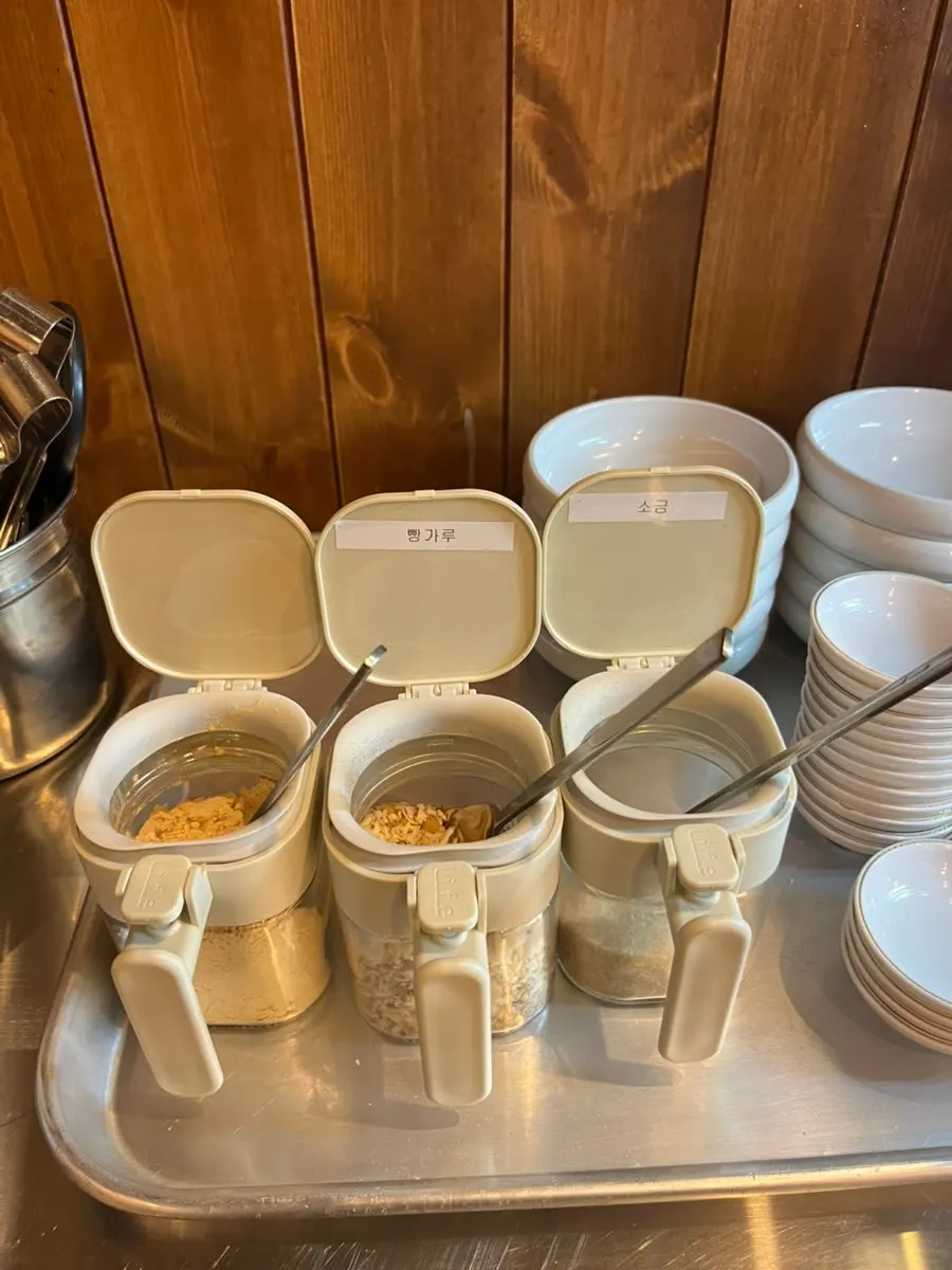 Self-bar where side dishes can be refilled