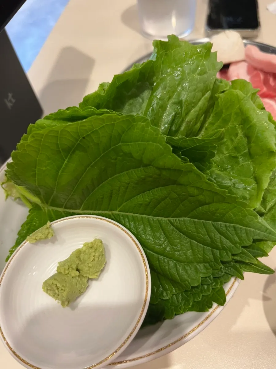 Wrap vegetables and side dishes at the self-bar