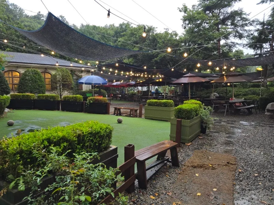 A relaxed view of the Sanaendeul dining room