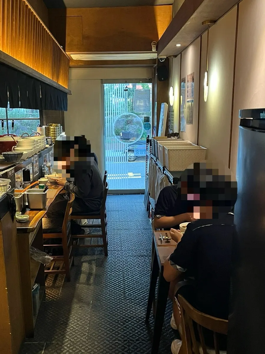 일렬로 배치된 사각 테이블 좌석