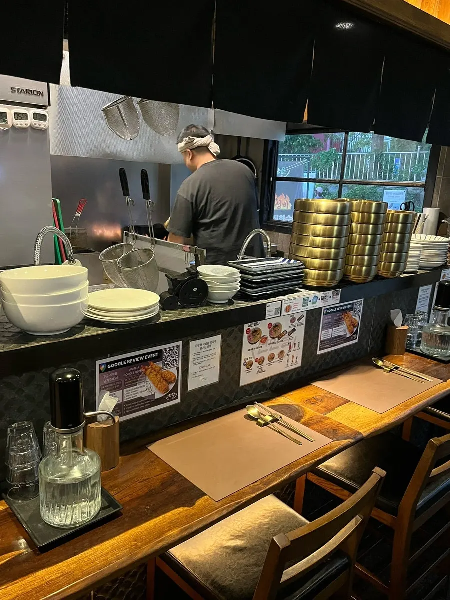산반들 돼지국밥의 오픈 주방