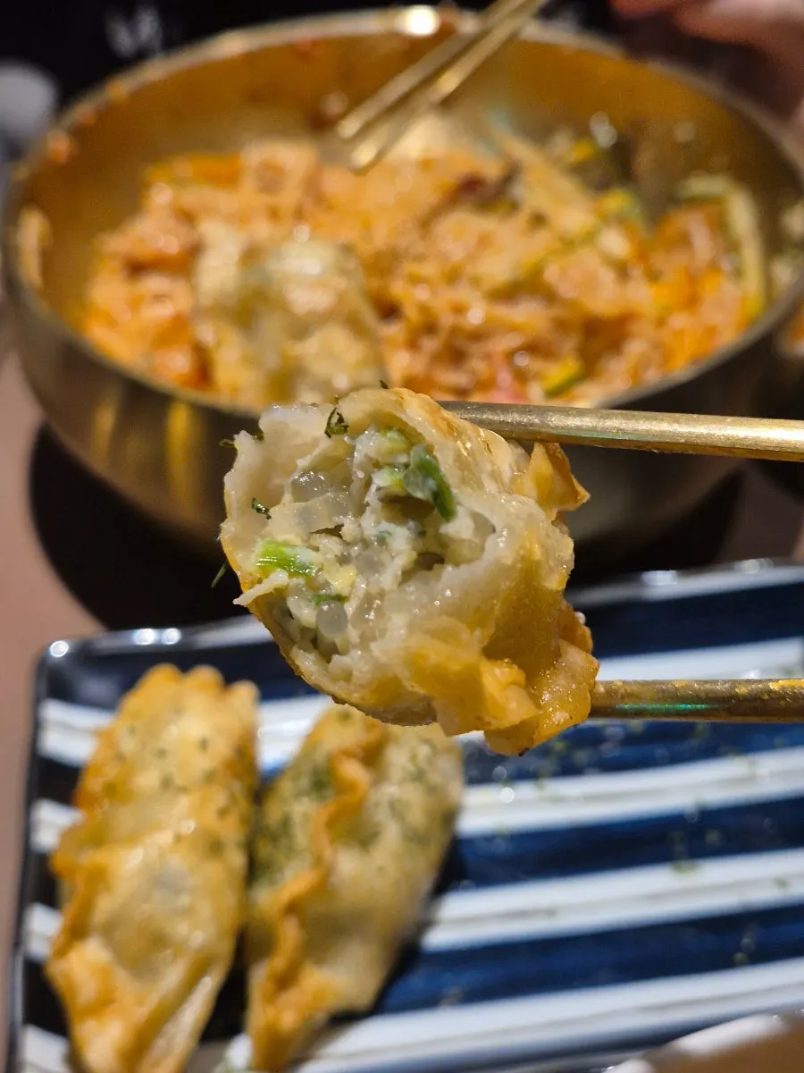 Eating king dumplings together with bibim milmyeon