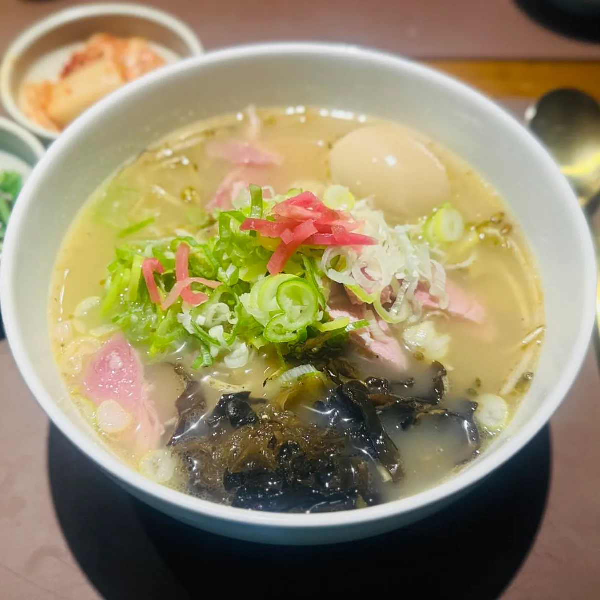 국밥 직화 수육 세트가 차려진 상