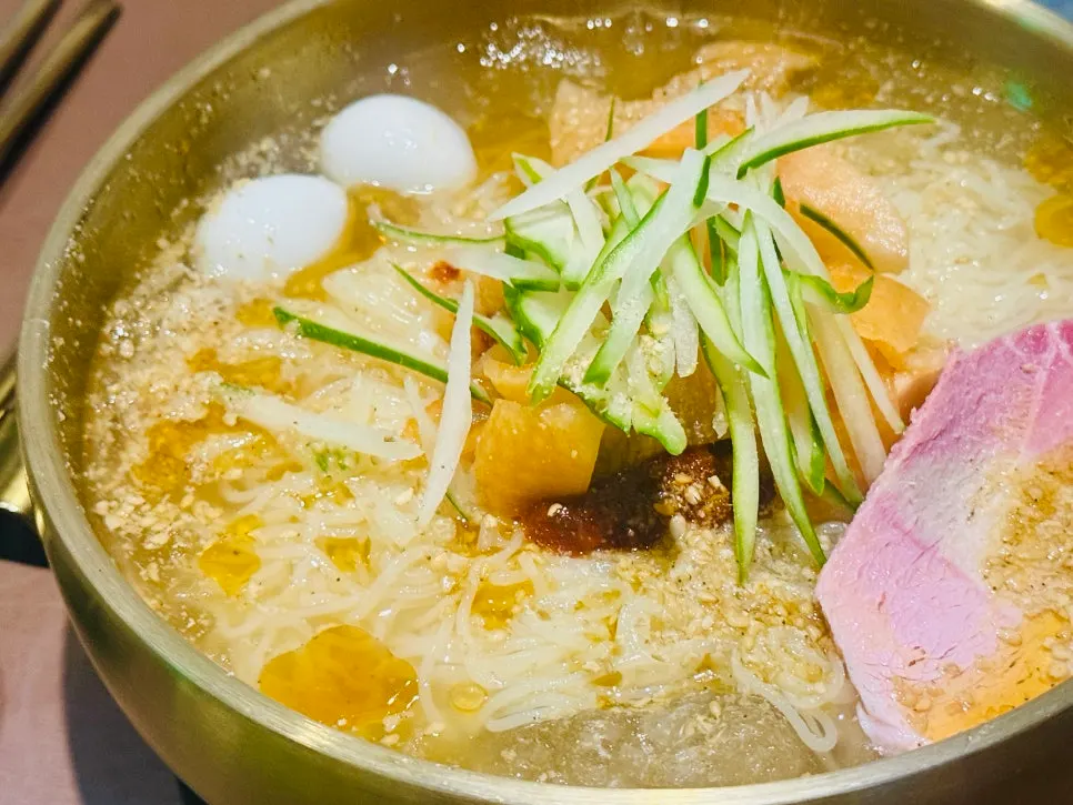 물밀면 면발을 들어올린 모습