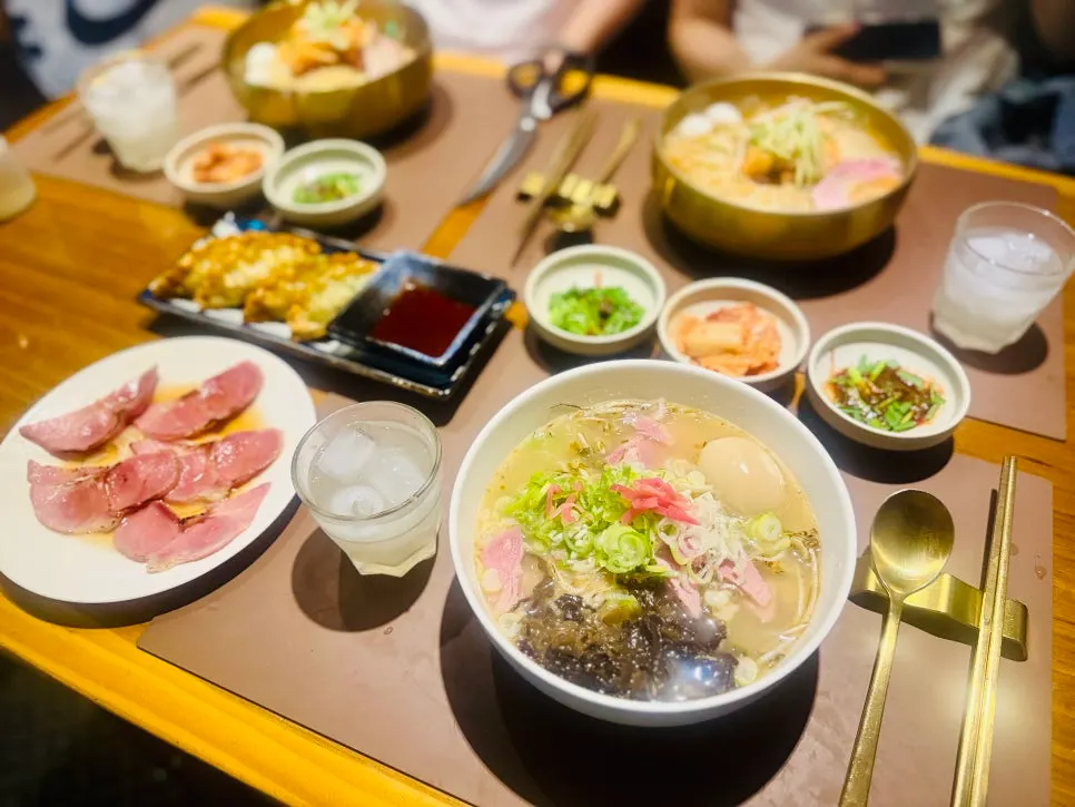 국밥과 밀면을 함께 차린 테이블