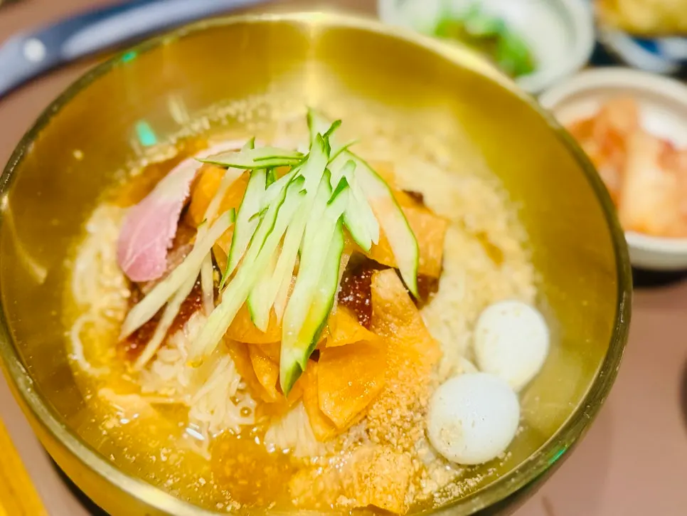 양념이 올라간 비빔밀면