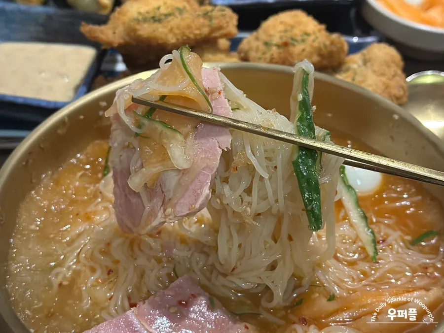 Mul milmyeon noodles lifted with chopsticks