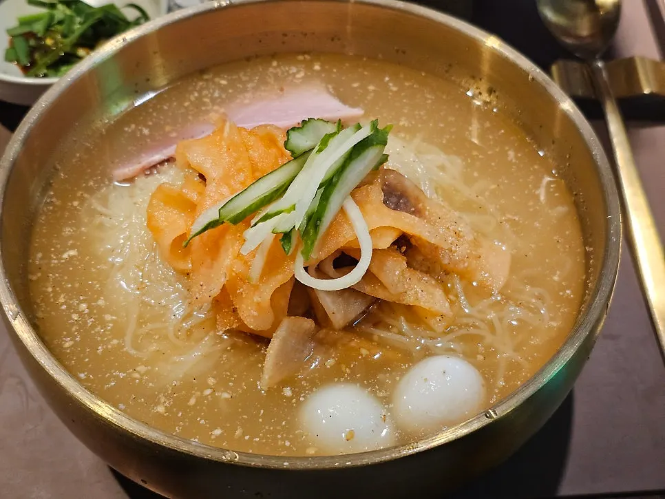 Table with mul-milmyeon and Sanbandeul gukbap ordered together