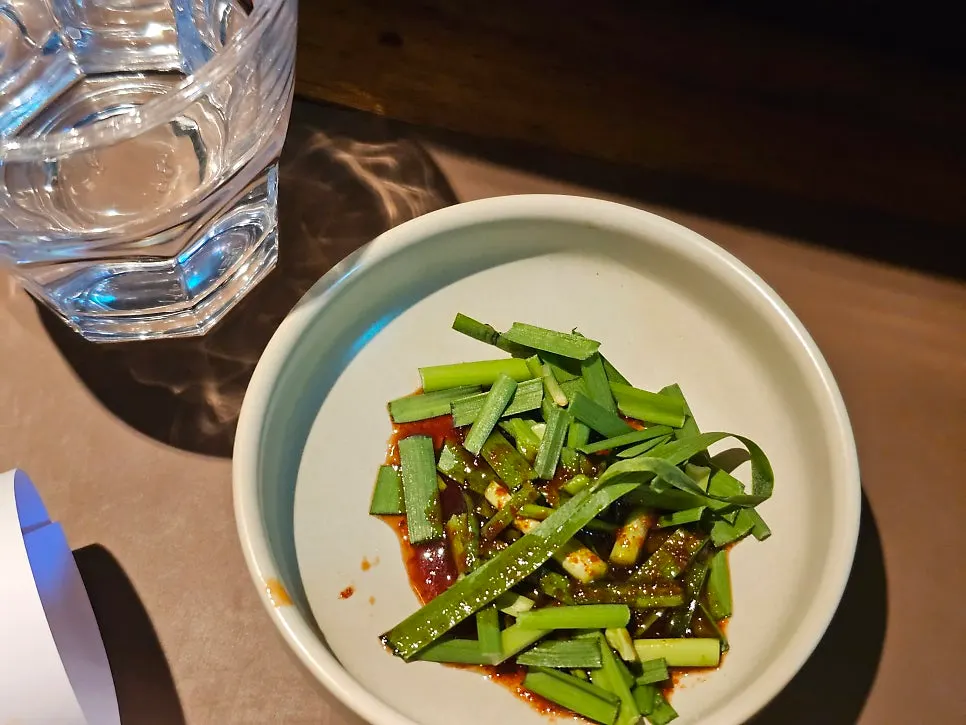 Sanbandeul gukbap with chives added in
