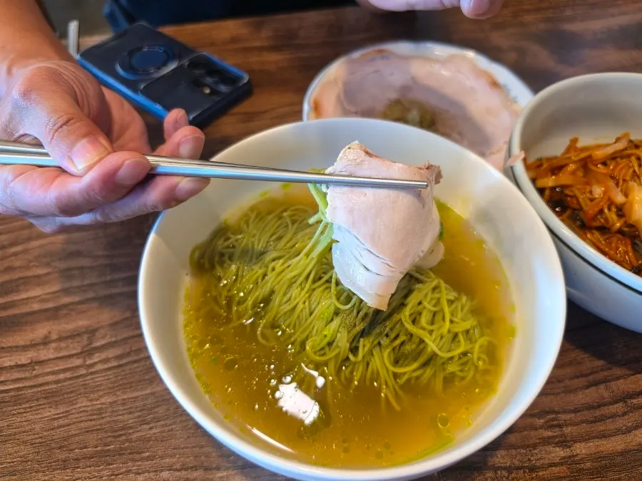 Noodles served together with side dishes