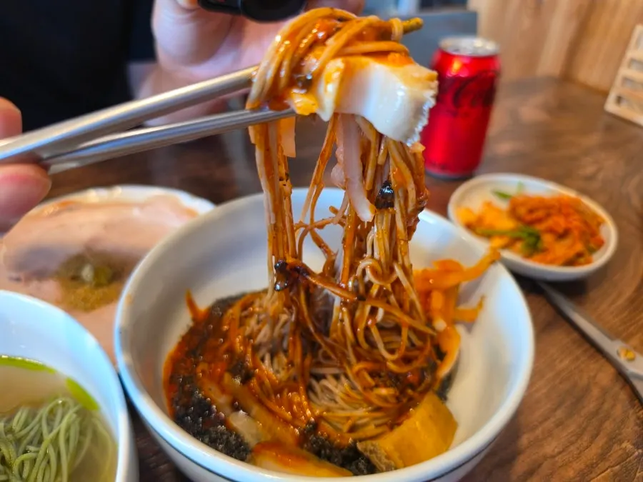 Meat set piled on top of the matcha onmyeon