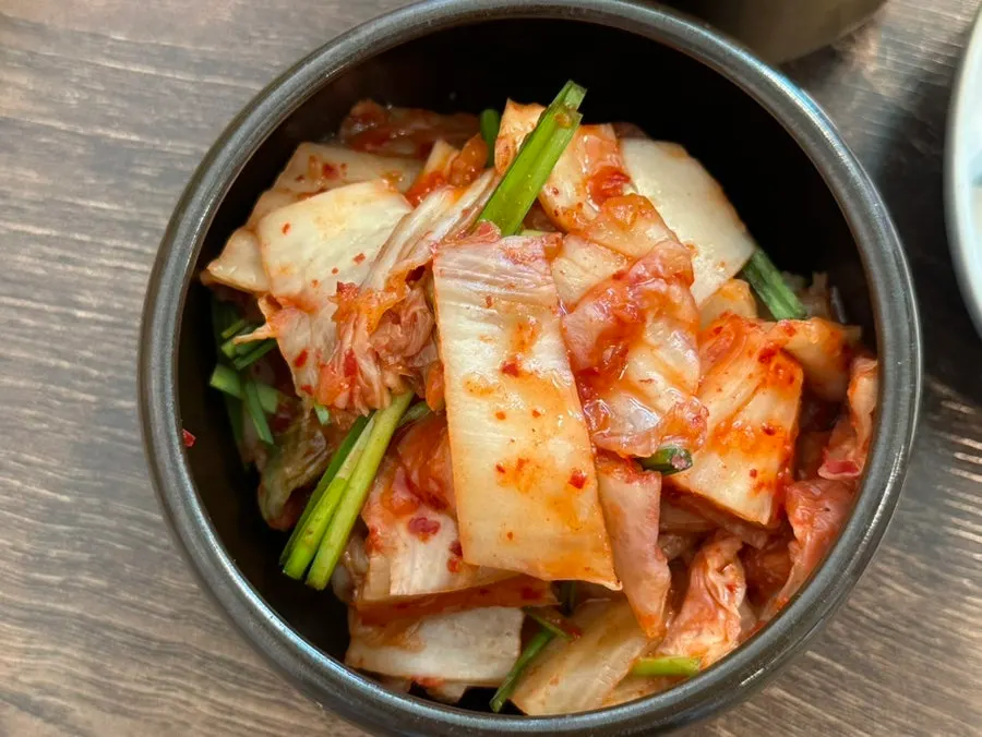 기본으로 나온 밑반찬 접시