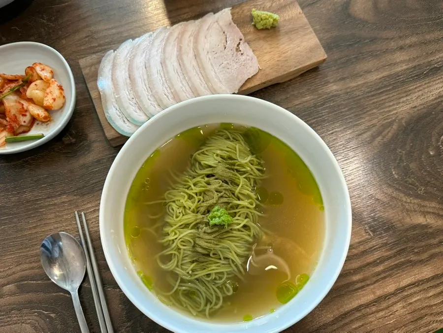 정갈하게 차려진 국수 두 그릇