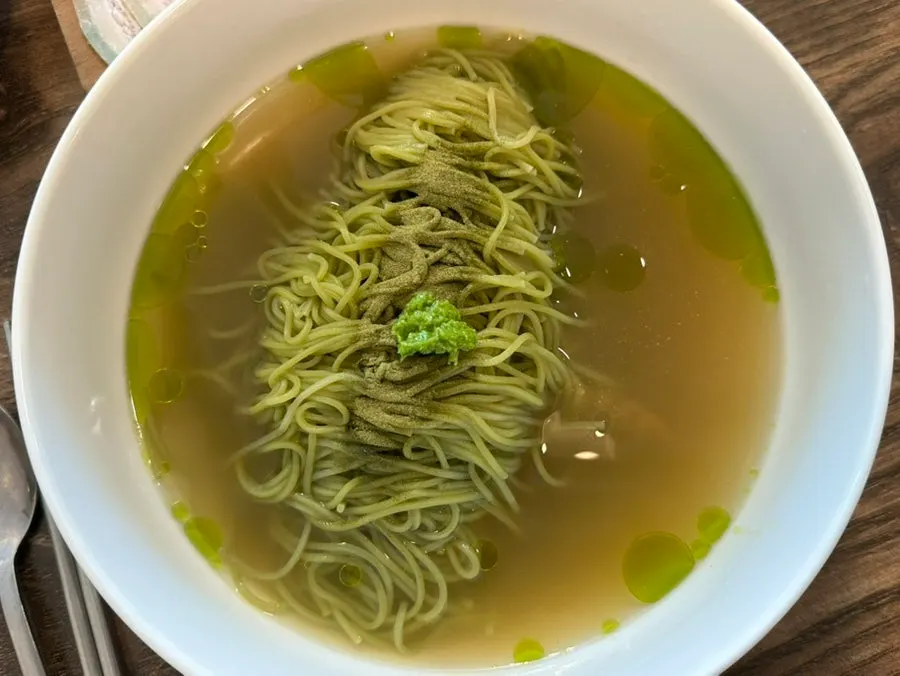 대파 페스토와 말차가루를 올린 말차온면