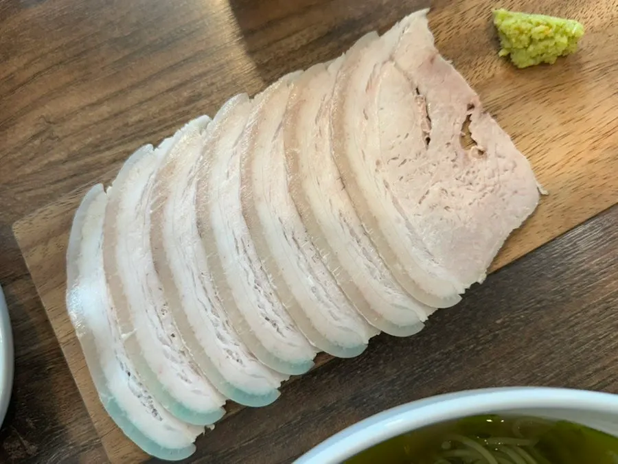 얇게 썰어 나온 돔베고기