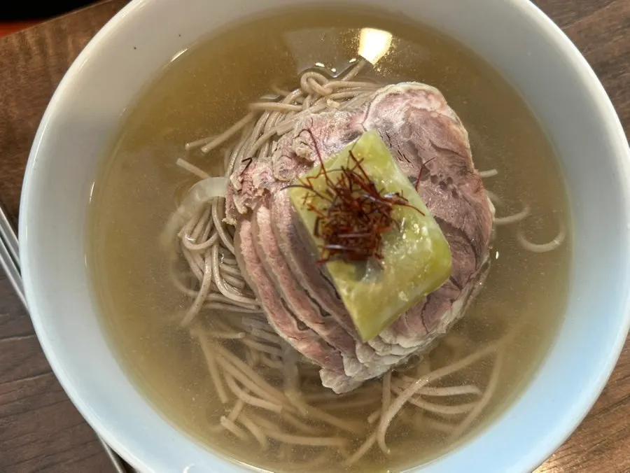 말차온면에 돔베고기를 싸먹는 모습