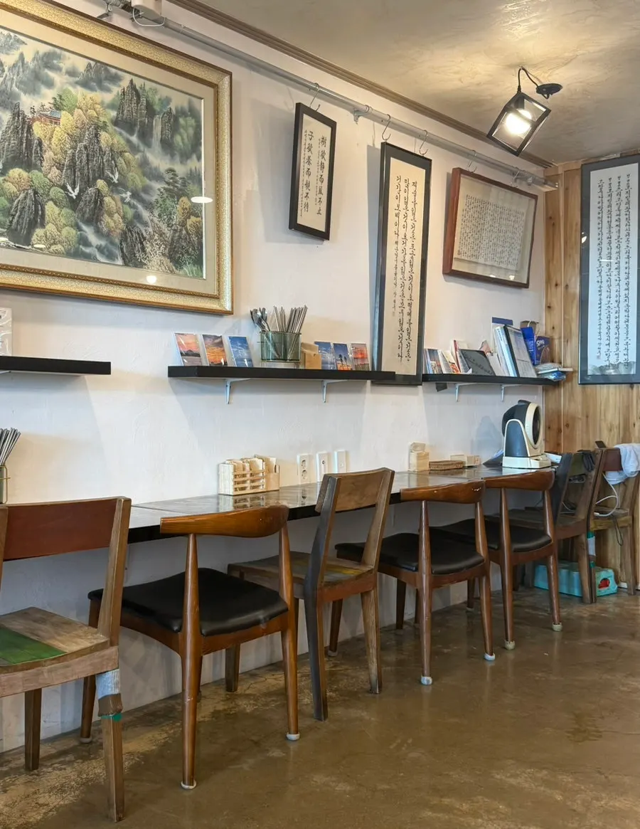 Full exterior view of the noodle restaurant near Sanbang-san