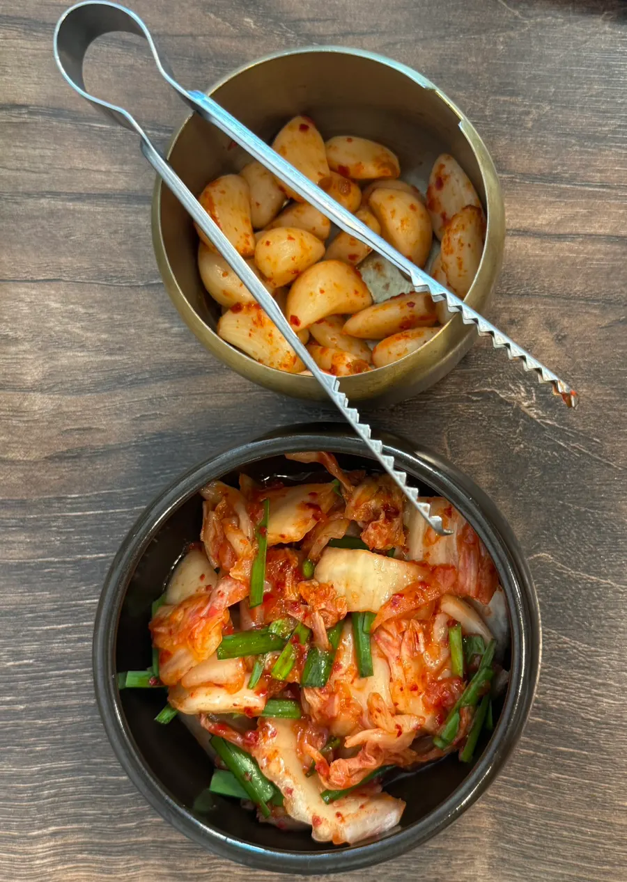 Basic side dishes of garlic and kimchi