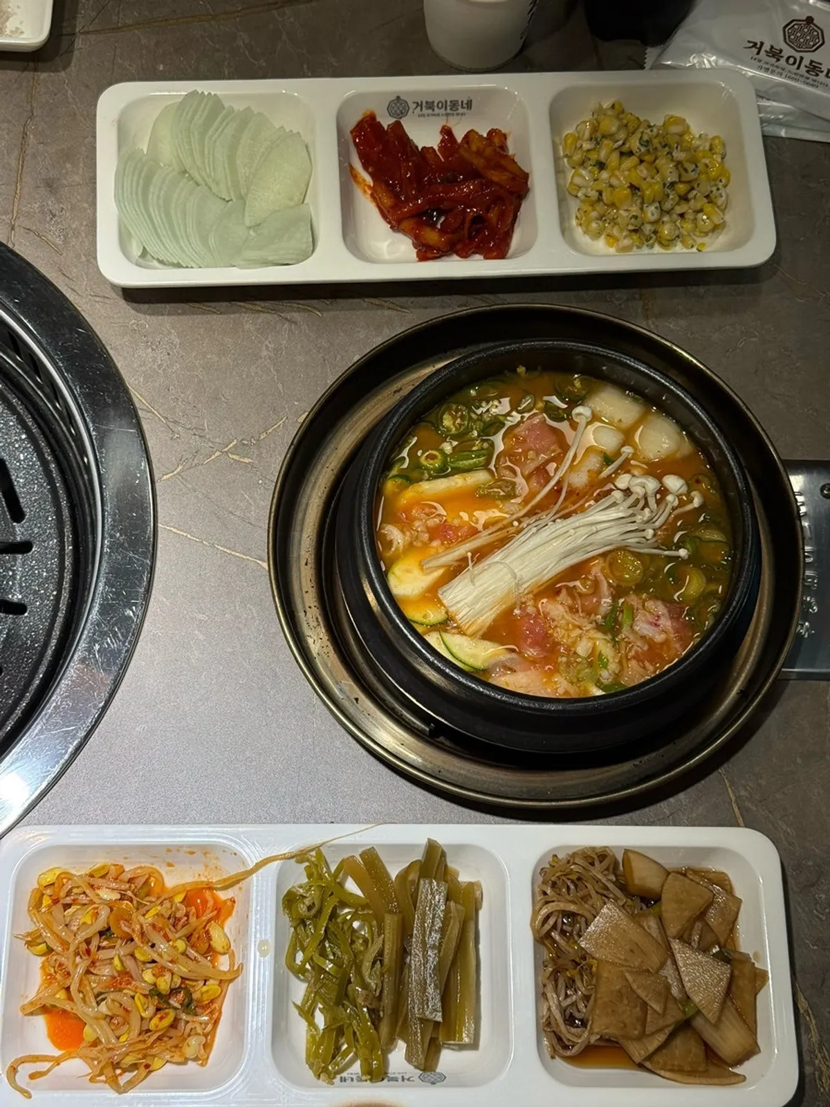 Table spread with the 500g couple set and side dishes