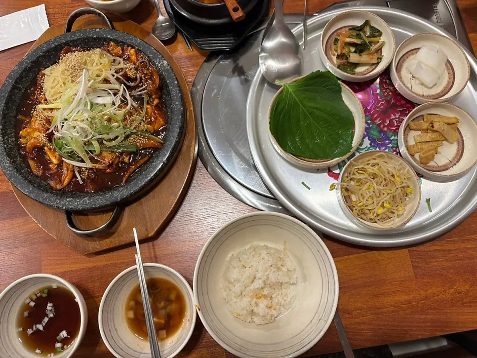 Full table setting for the Oje Stir-fry Set for two
