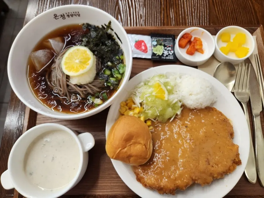 돈까스와 우동이 함께 차려진 경양식 세트