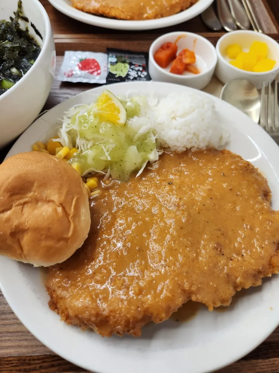 냉모밀 경양식 세트의 메밀면과 장국