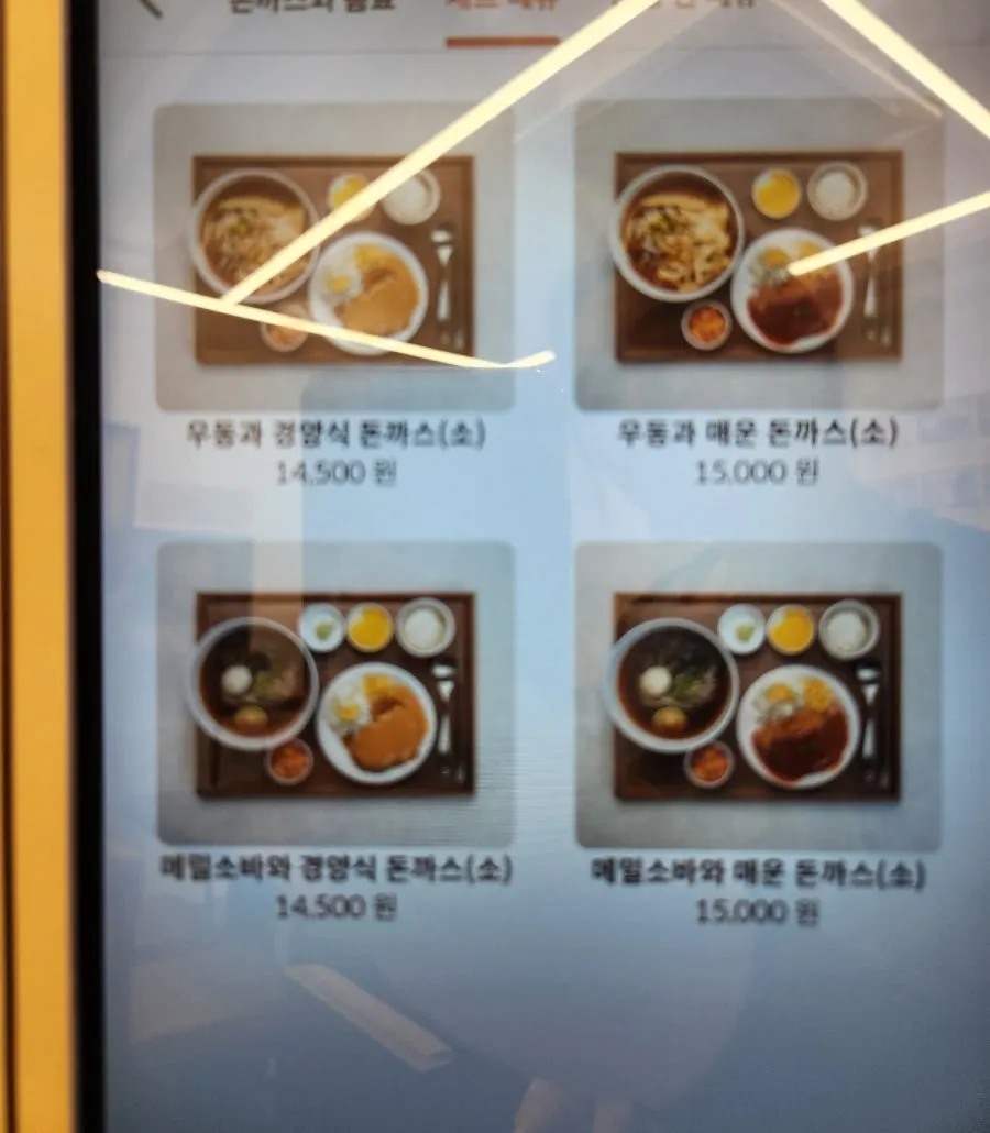 매장 한쪽의 위생 비품 코너