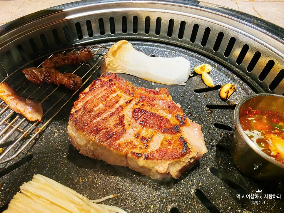 멜젓과 양파절임을 곁들인 삼겹살