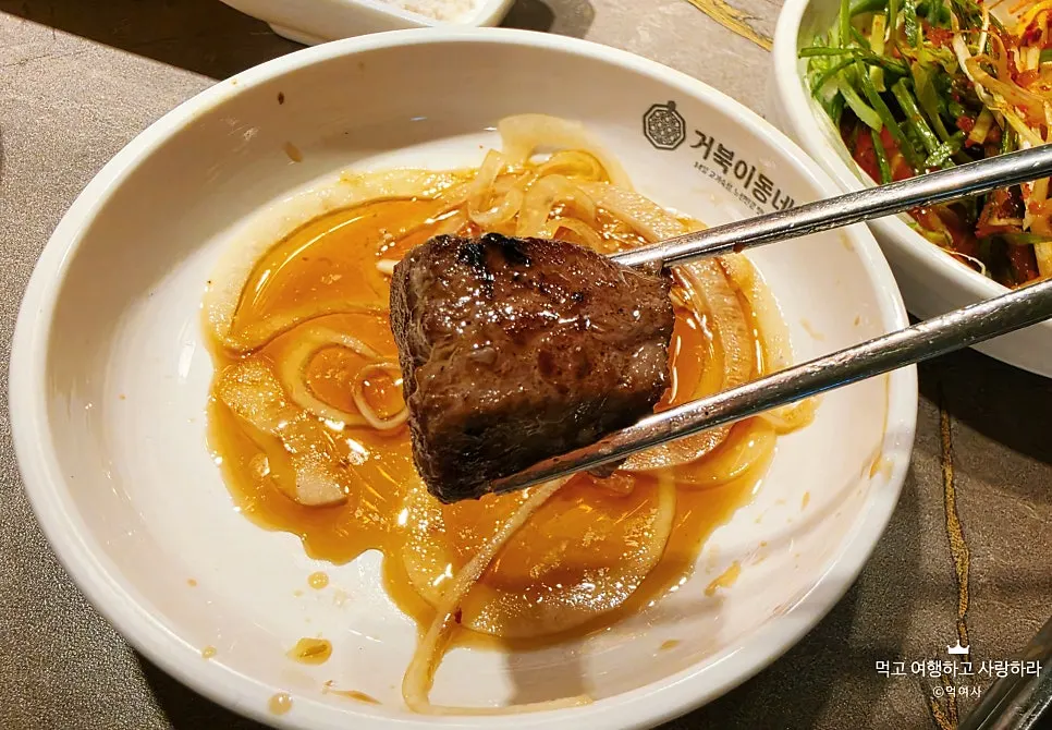 담백하게 구운 두툼한 목살