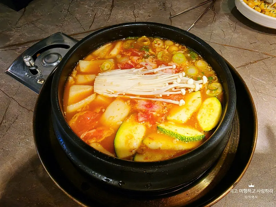고기와 함께 주문한 솥밥