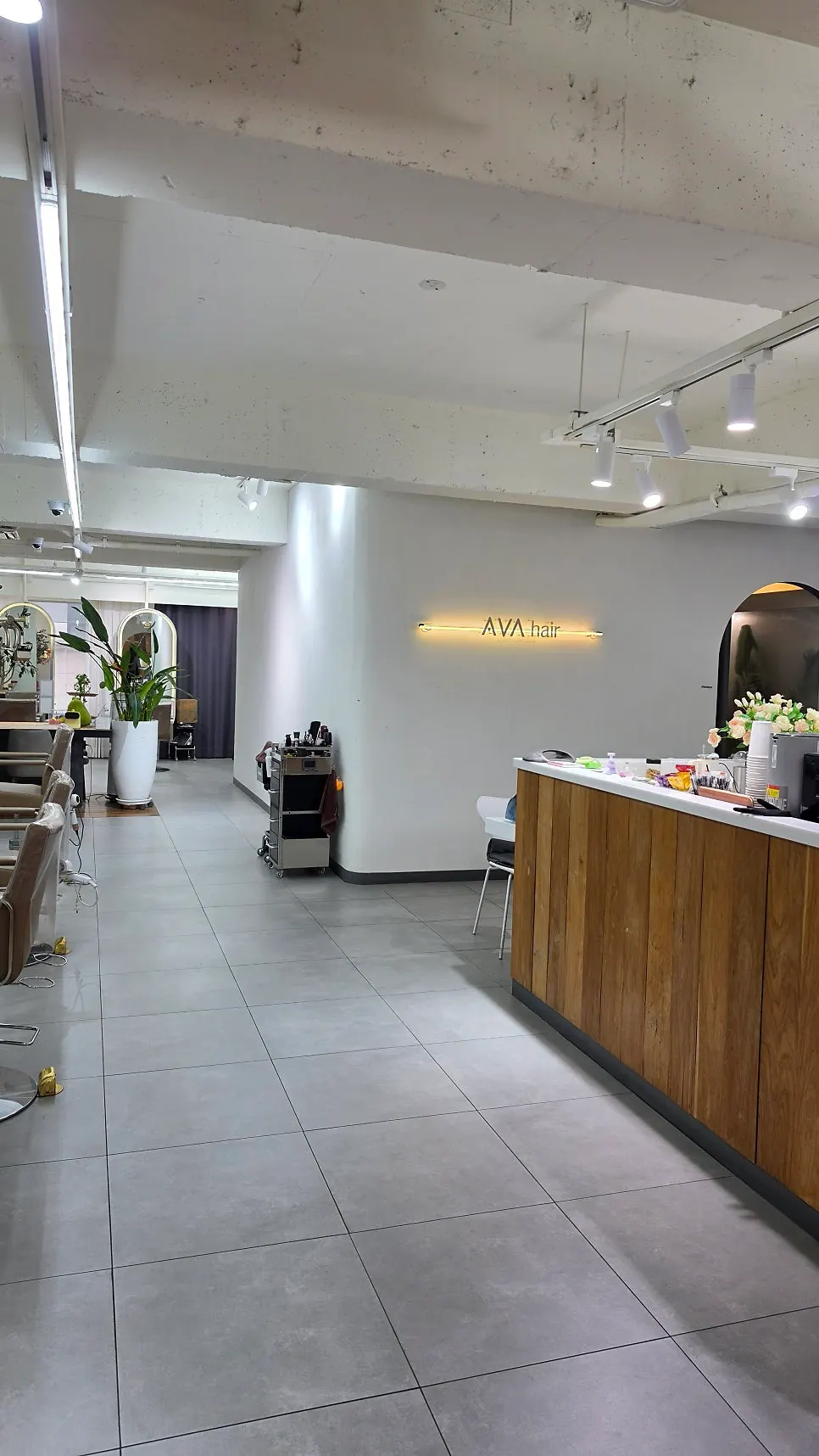 Clean, tidy interior of Aiva Hair Sanbon-jeom