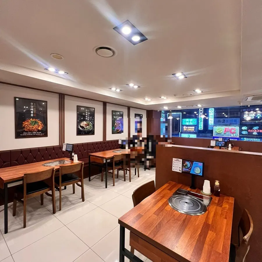 Interior of Deodolpan Sanbon Branch with group seating