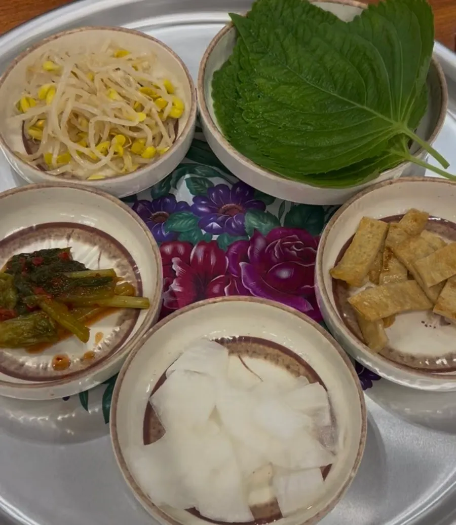 Basic side dish spread at Deodolpan Sanbon Branch