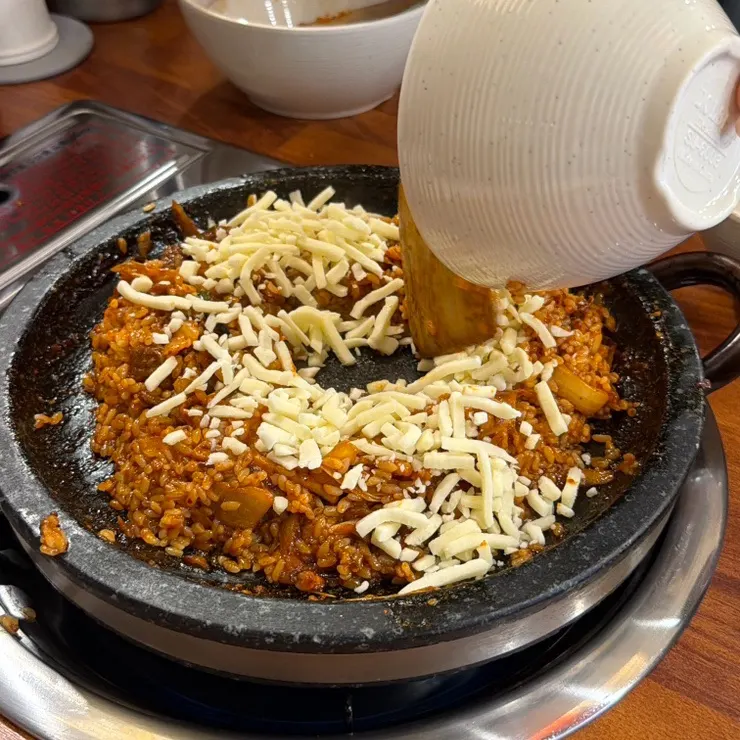 치즈계란볶음밥 조리 전 돌판
