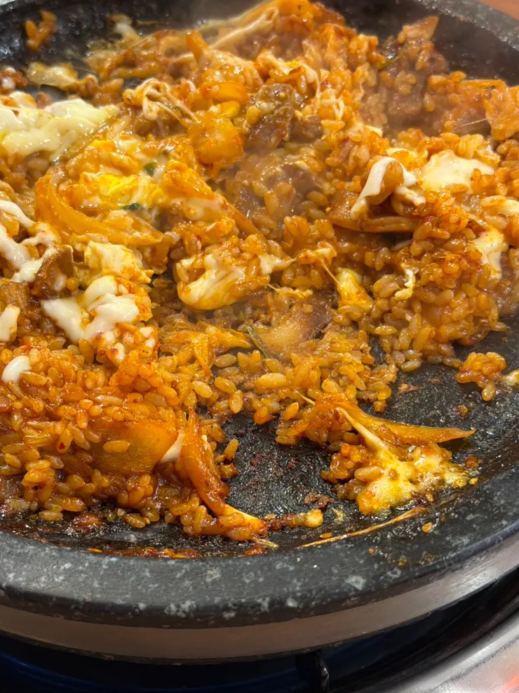 돌판에 눌은 치즈계란볶음밥