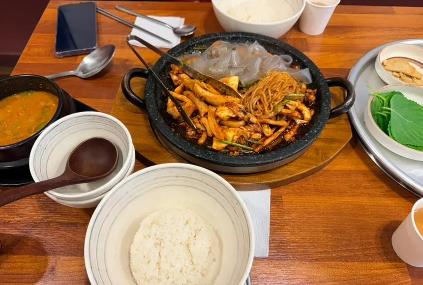 달궈진 돌판의 직화 오징어볶음