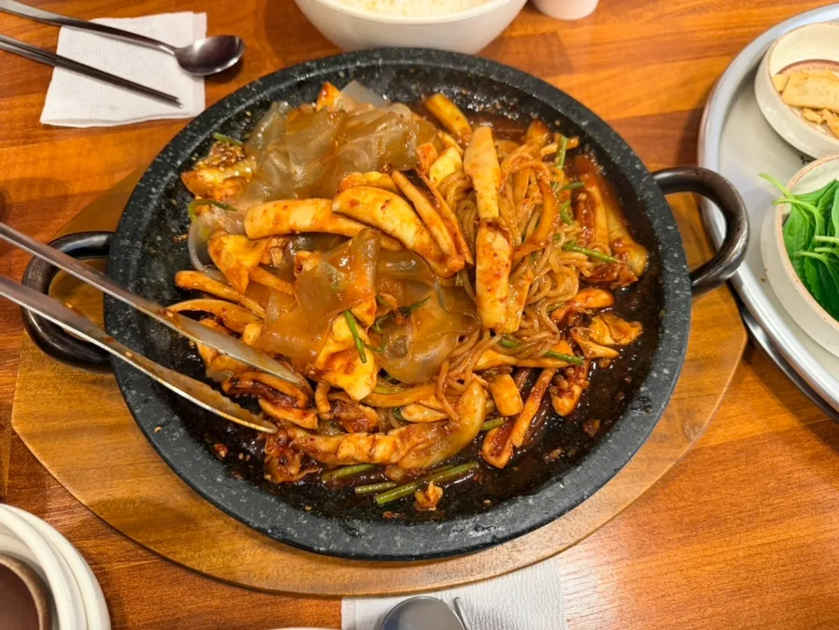 쫄면사리와 중국당면을 더한 오징어볶음