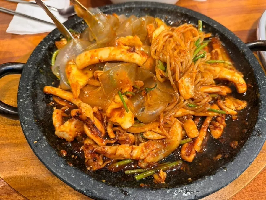 두툼한 오징어가 들어간 직화 볶음