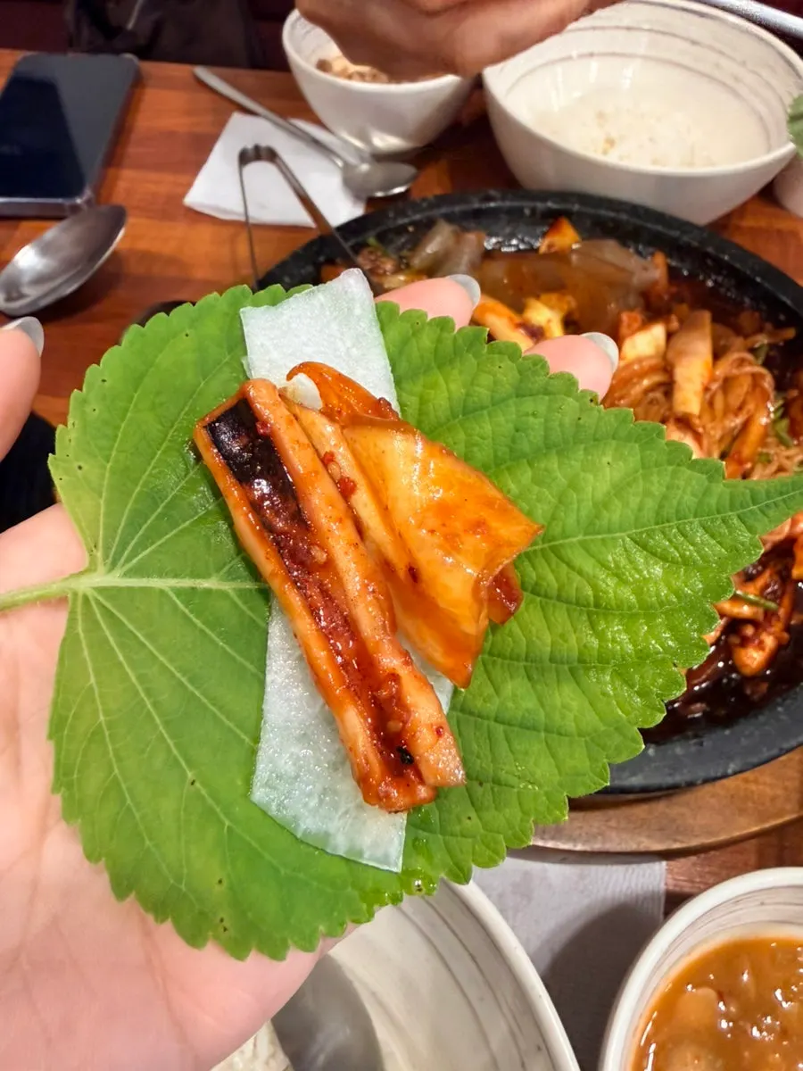 돌판 오징어볶음과 곁들임 메뉴