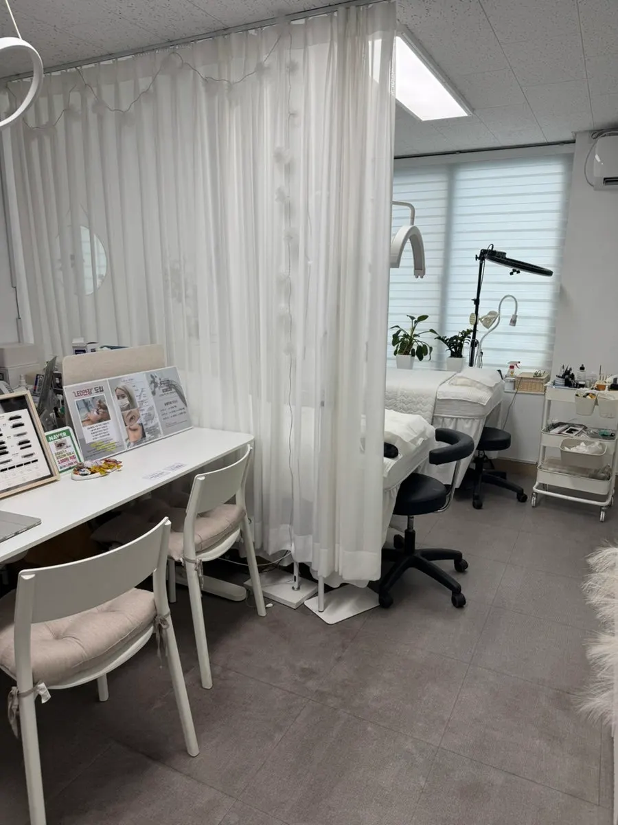 Bahagian dalam salon dengan hiasan kecil comel