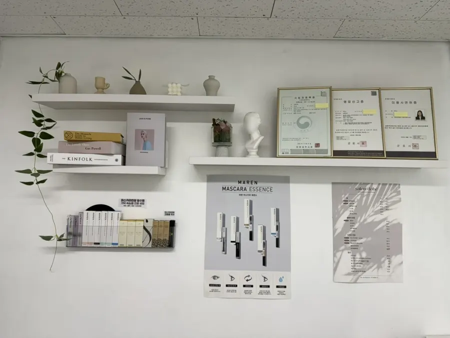 White-toned interior of Salon Dohe Sanbon Branch