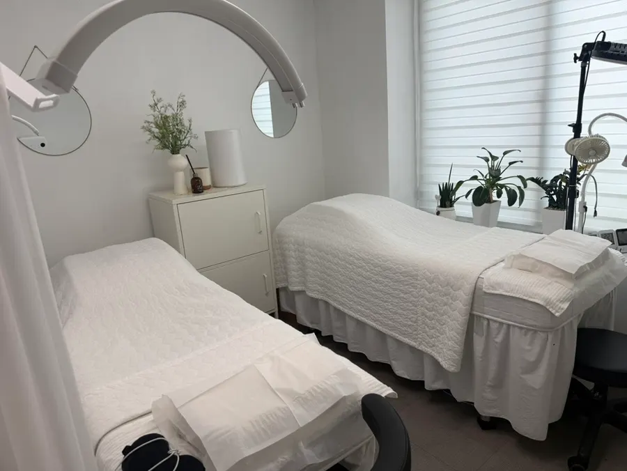 Neatly arranged treatment space at Salon Dohe Sanbon Branch