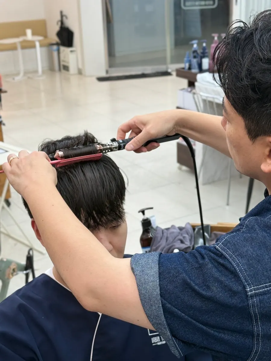Using an iron to create curls in men's hair