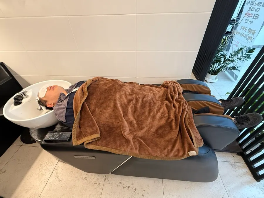 Shampoo room where a full-body massage is given during neutralization