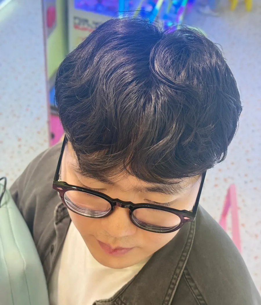 Finished styling of the men's iron perm look