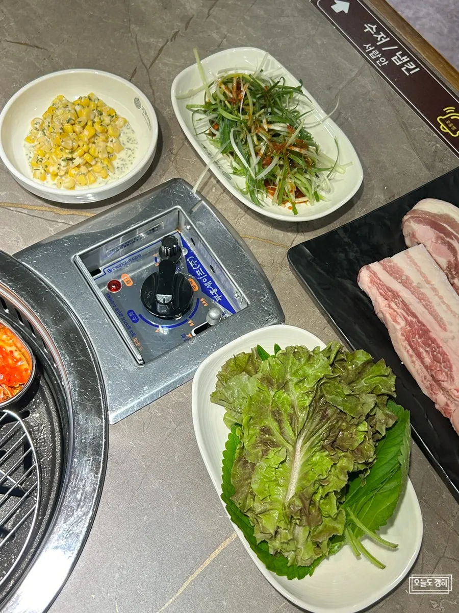 A plate of lettuce wraps and shredded green onion from the self-serve bar