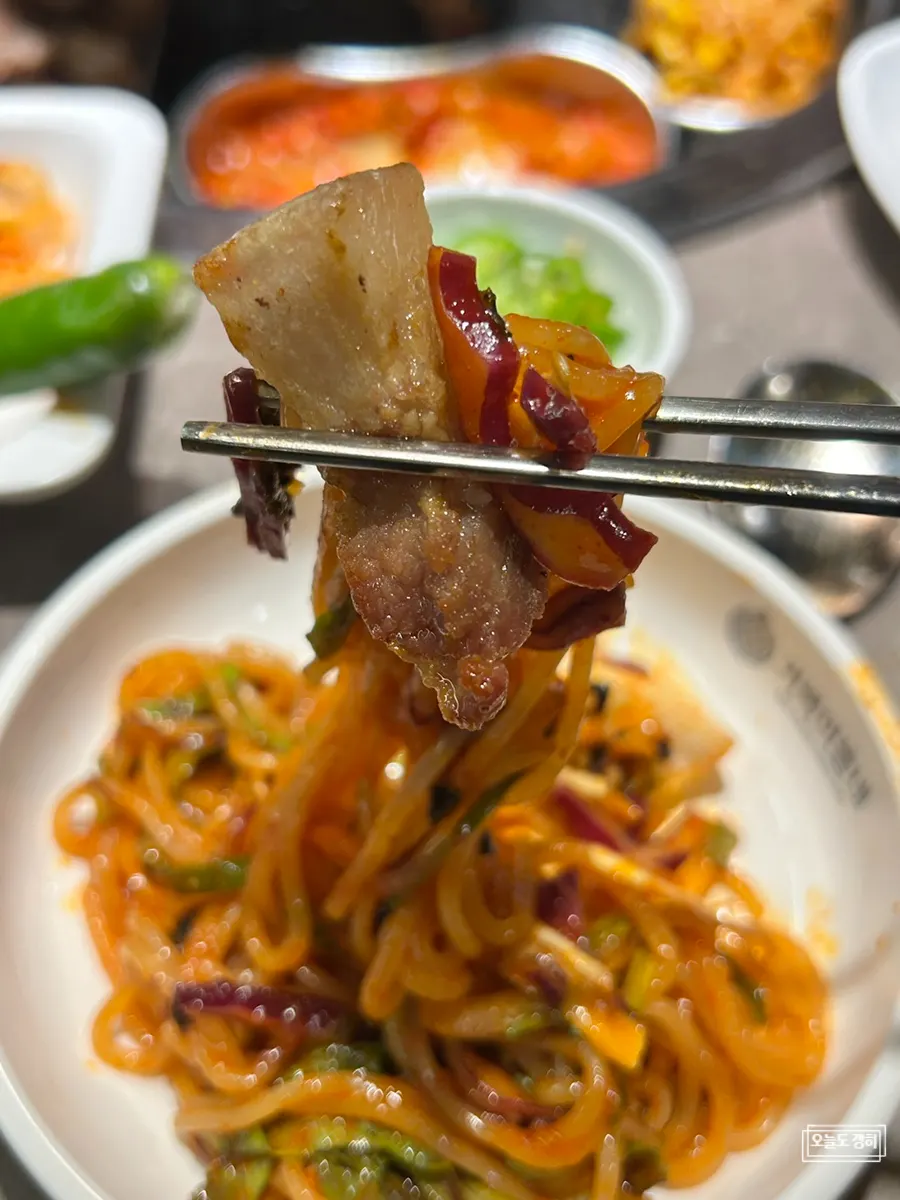 Grilled meat placed on top of chewy jjolmyeon noodles